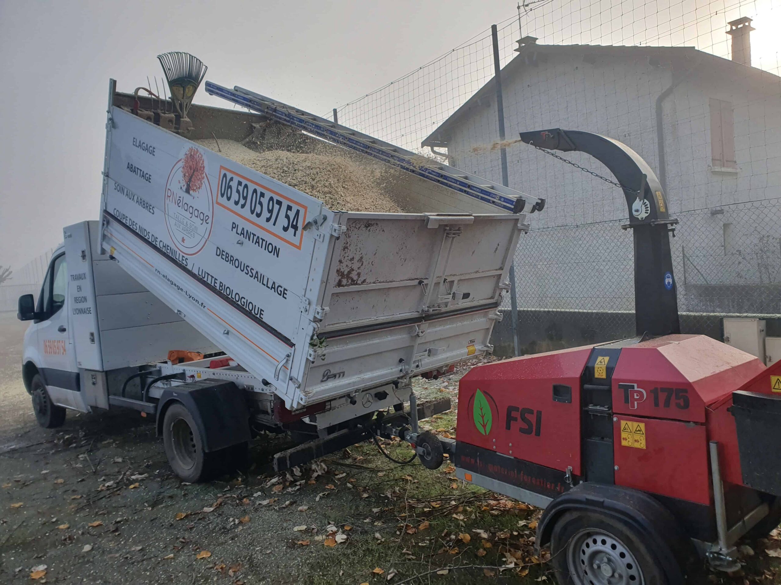 Chantier d'élagage et camion d'évacuation de déchets végétaux RN Élagage dans l'Ouest Lyonnais